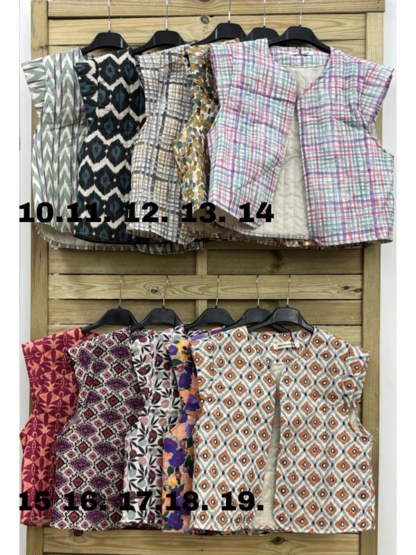 Chaleco acolchado estampado con volantito 2