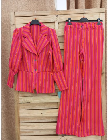 Conjunto de rayas chaqueta con botones y pantalon recto