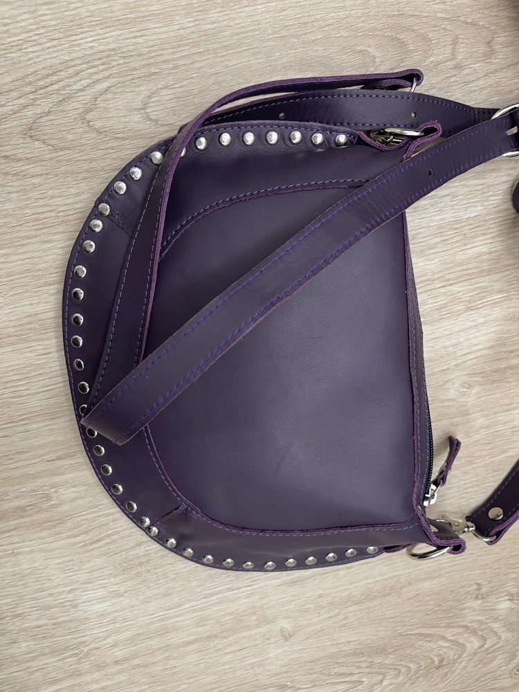 Bolso bandolera con borde de tachas