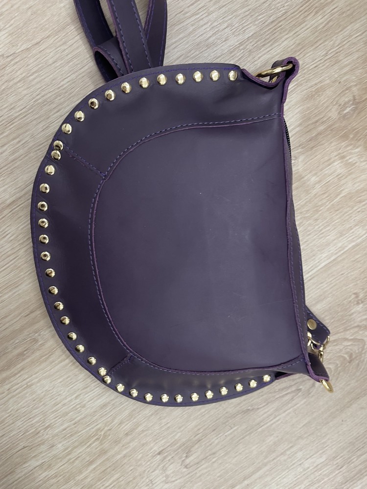 Bolso bandolera con borde de tachas