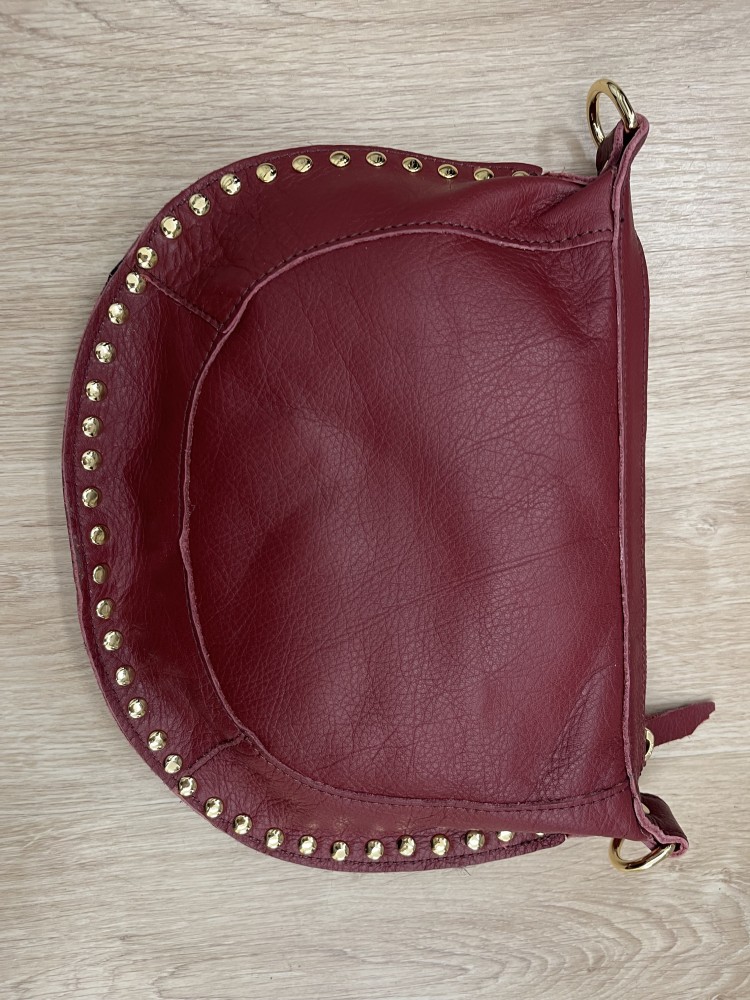 Bolso bandolera con borde de tachas