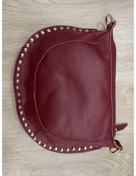 Bolso bandolera con borde de tachas