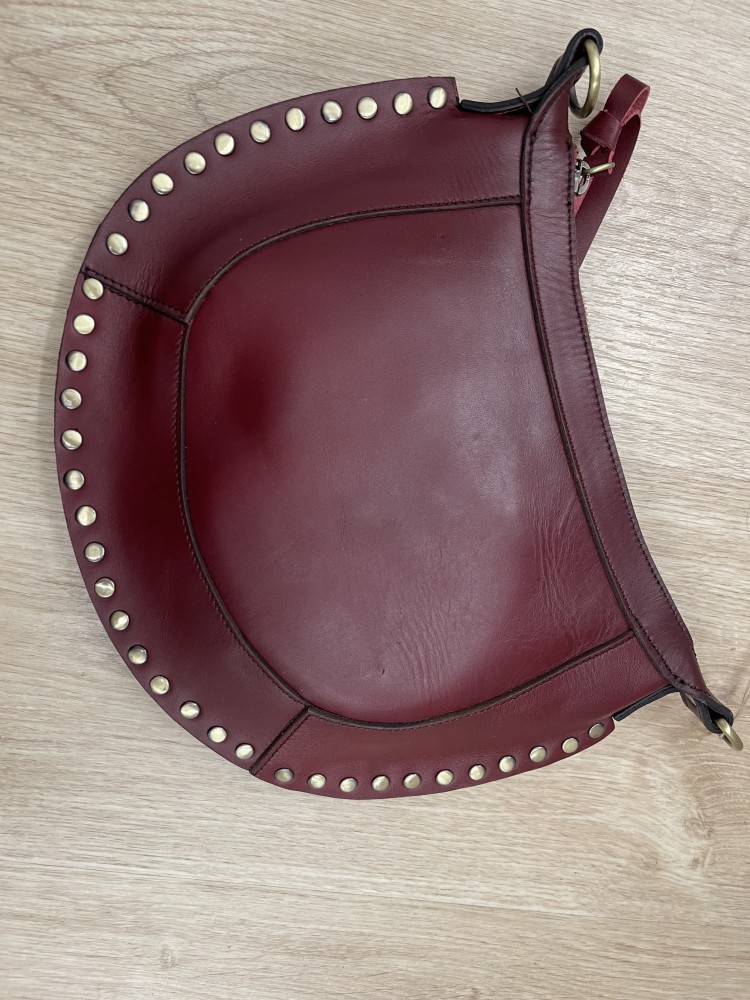 Bolso bandolera con borde de tachas