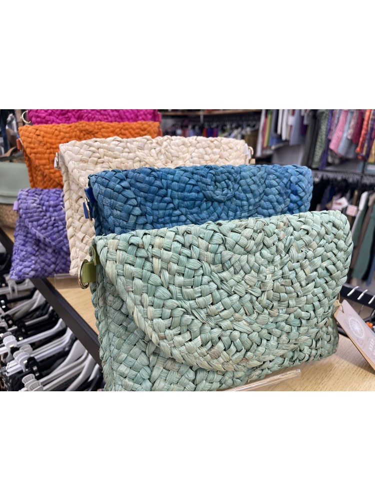 Cartera de rafia con asa de color