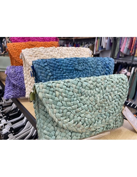 Cartera de rafia con asa de color