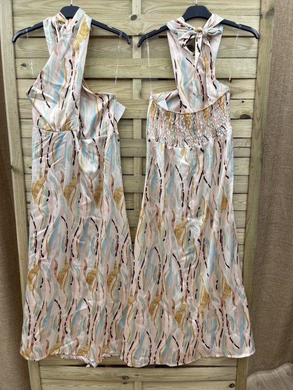 vestido satén pastel escote cruzado