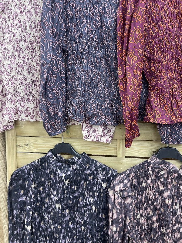 Camisa estampada frunce con volantito en cuello y cintura 2