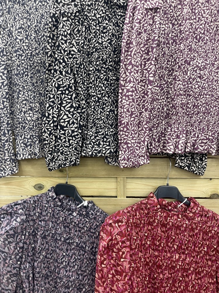 Camisa estampada frunce con volantito en cuello y cintura