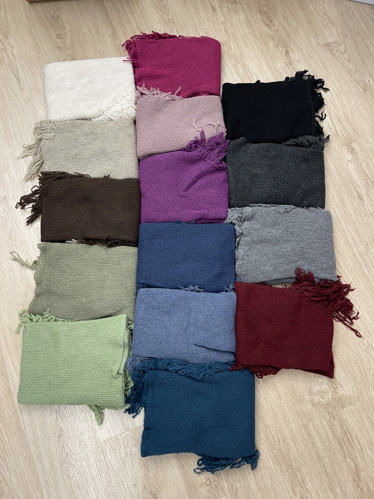 Capa de lana en pico flecos