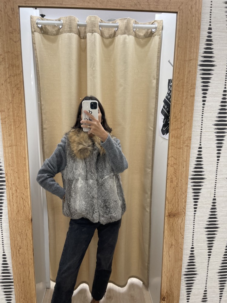 Chaleco de pelo natural con cuello corto