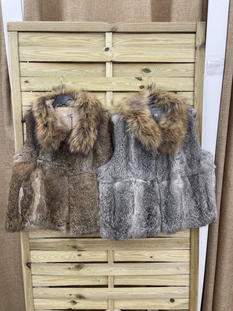 Chaleco de pelo natural con cuello corto