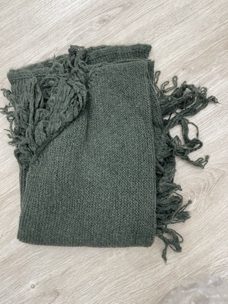 Capa de lana en pico flecos