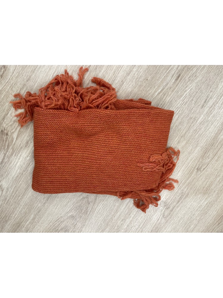 Capa de lana en pico flecos