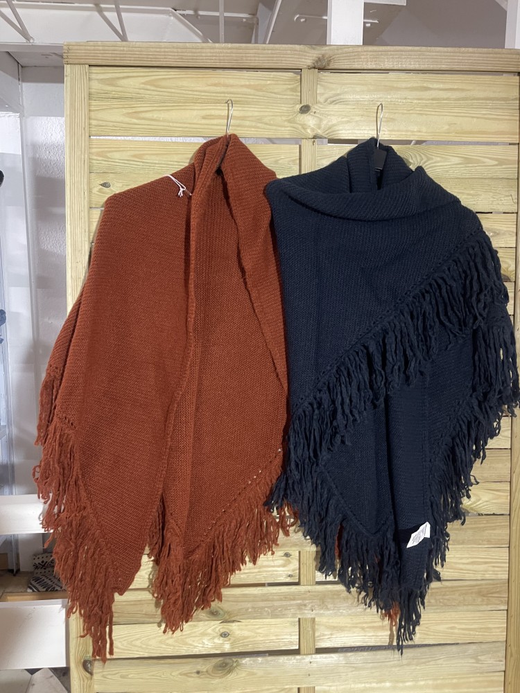 Capa de lana en pico flecos