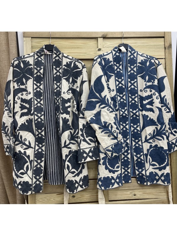 Chaqueta midi bordada con cinturon 2