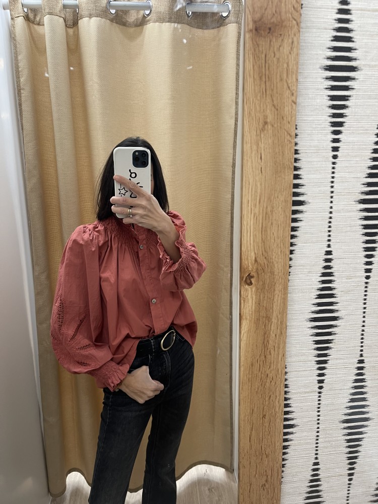 Camisa lisa detalle calado en mangas