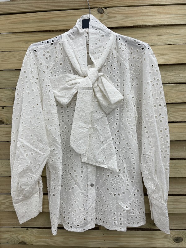 Camisa calada con lazo