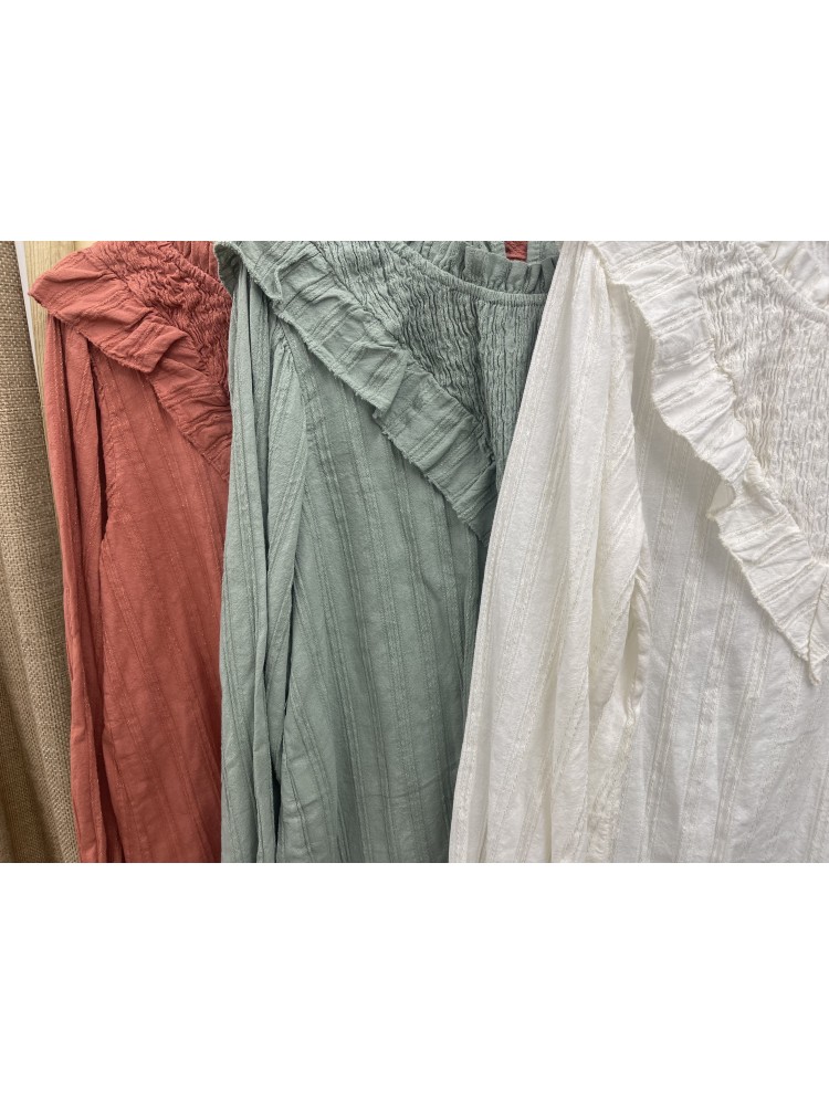 Camisa pico fruncido con brillo dorado