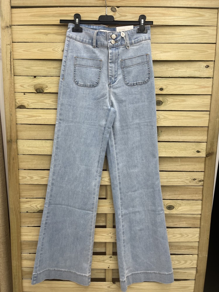 Jeans doble botones y bolsillos delanteros