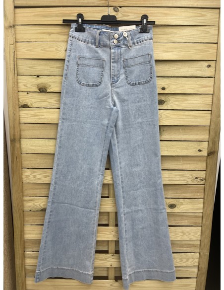 Jeans doble botones y bolsillos delanteros
