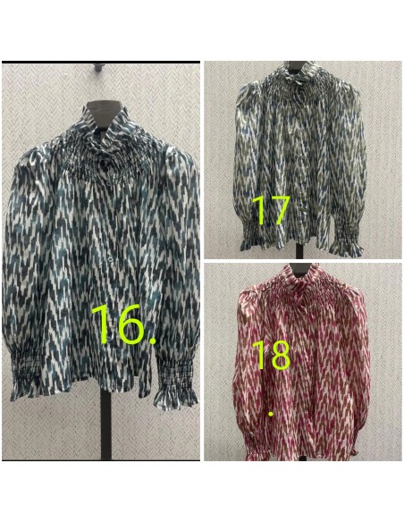 Camisa estampada con botones y  cuello subido con frunce