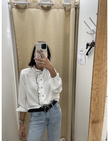 Camisa lisa volantito vertical con vivo