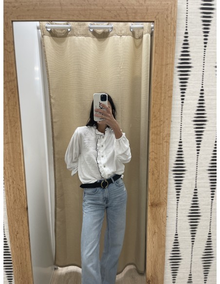 Camisa lisa volantito vertical con vivo