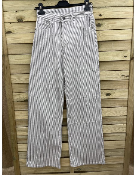 Jeans rayitas grises