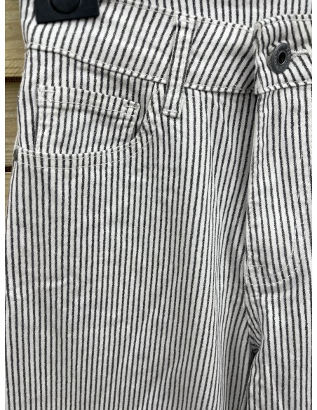 Jeans rayitas grises