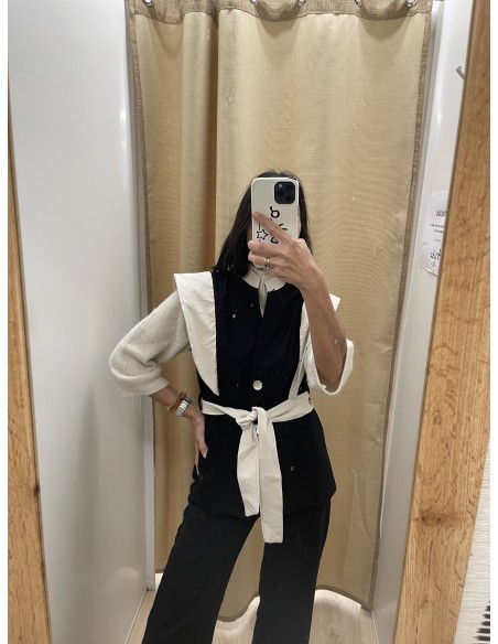 Chaleco solapas y cinturón bicolor