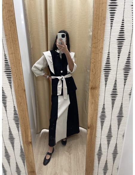 Chaleco solapas y cinturón bicolor