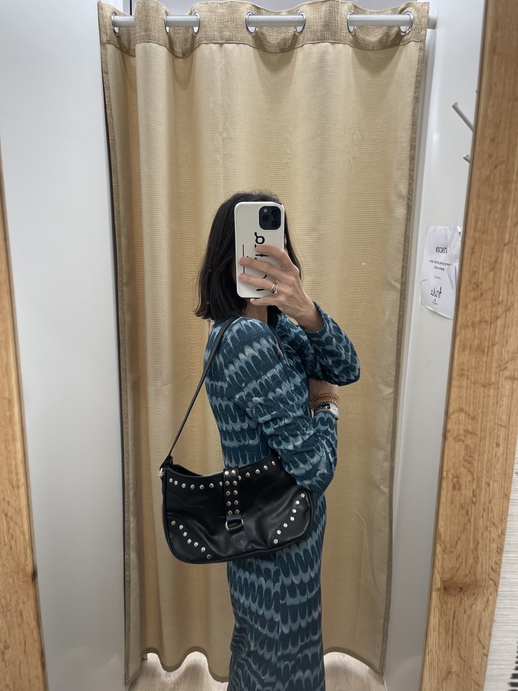 Vestido ondas brillito con abertura en escote