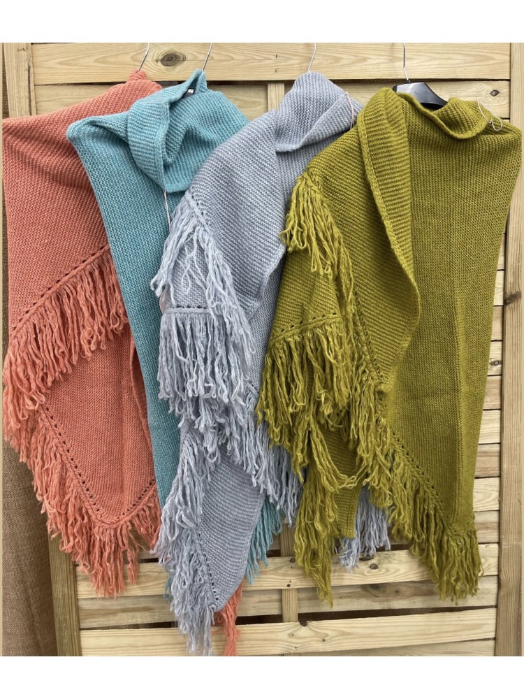 Capa de lana en pico flecos