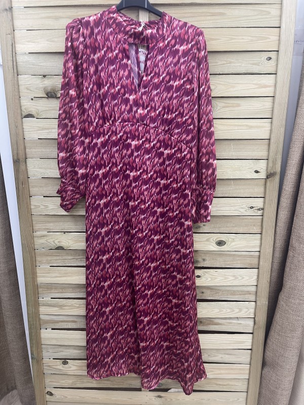 Vestido de gasa estampado con corte en pecho y abertura