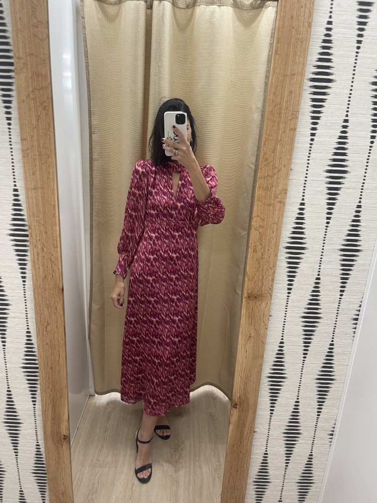 Vestido de gasa estampado con corte en pecho y abertura