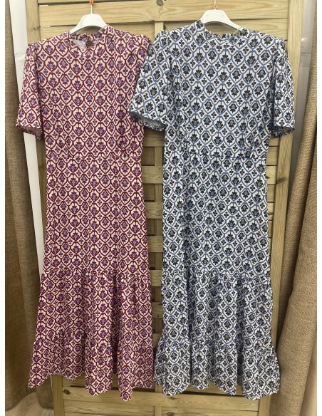 Vestido cenefa con manga corta y triple corte