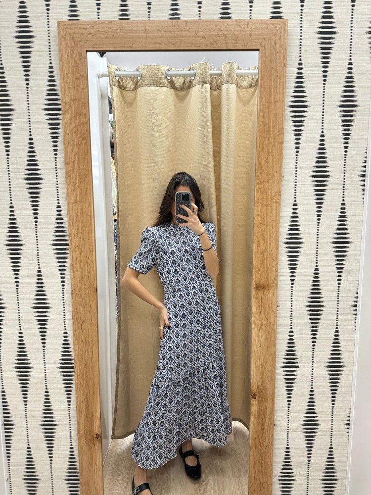 Vestido cenefa con manga corta y triple corte