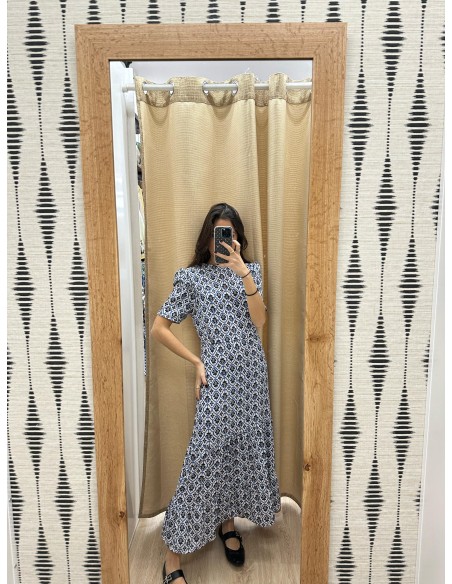 Vestido cenefa con manga corta y triple corte