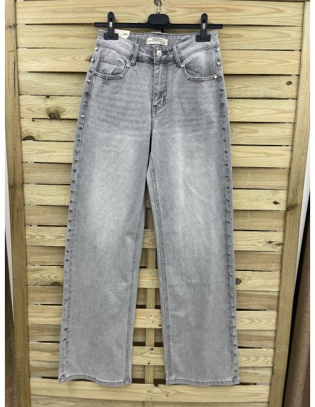 Jeans recto tachas laterales