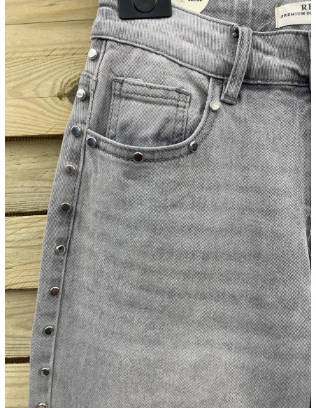Jeans recto tachas laterales