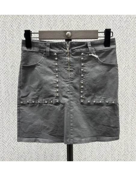 Falda midi con cremallera y bolsillos con tachas