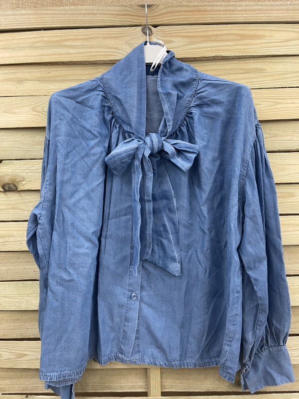 Camisa vaquera con botones y lazada