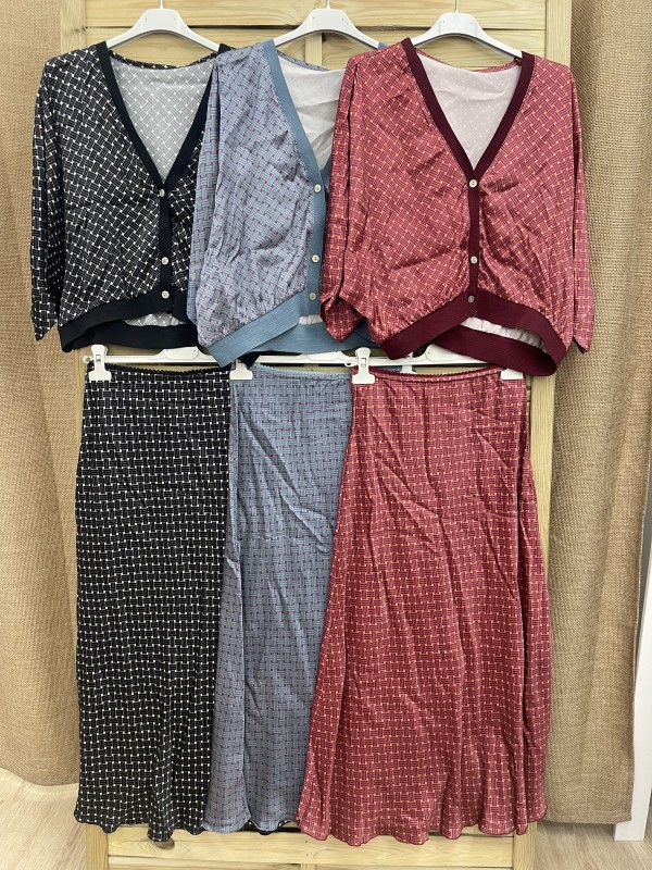 Falda midi satén estampado enrejado 2