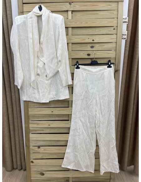 Traje de chaqueta lazada liso