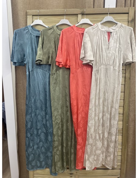 Vestido satén efecto hojitas con abertura delantera y corte