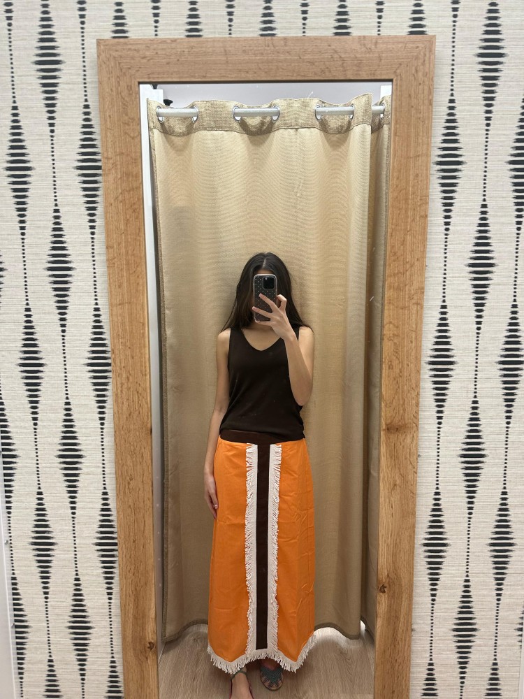 Falda midi con vivo central y flecos