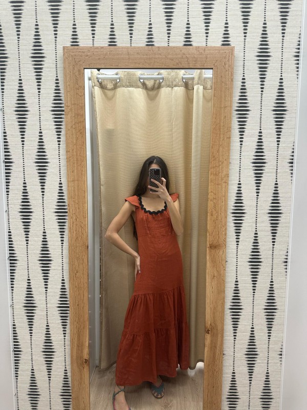 Vestido largo con sandunga negra en escote 2