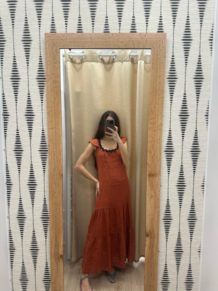 Vestido largo con sandunga negra en escote