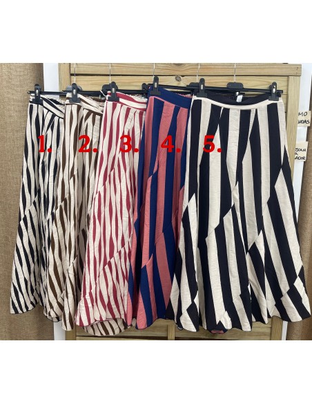 Falda midi evasé capas diagonales