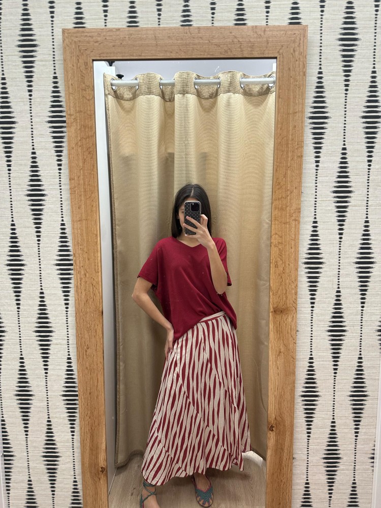 Falda midi evasé capas diagonales